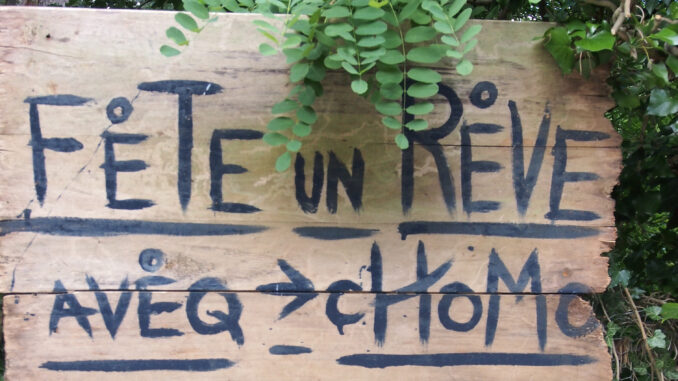 Chomo - Pancarte à l'accueil du Village d'Art Préludien - Achères-la-Forêt (77)