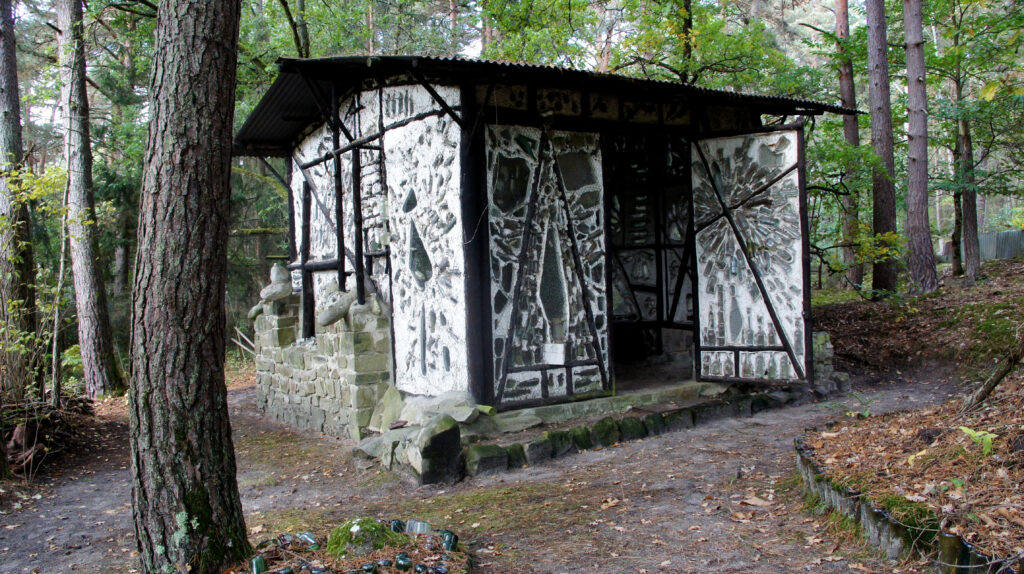 CHOMO - Sanctuaire des bois brûlés - Village d'Art préludien - Achères-la-Forêt (77)